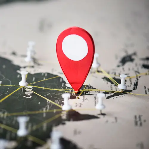 Marcador de ubicación en mapa con conexiones, ideal para SEO Local en Castellón